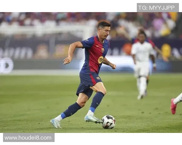 莱万在欧冠赛场火力全开10场比赛打入12球稳居射手榜首位